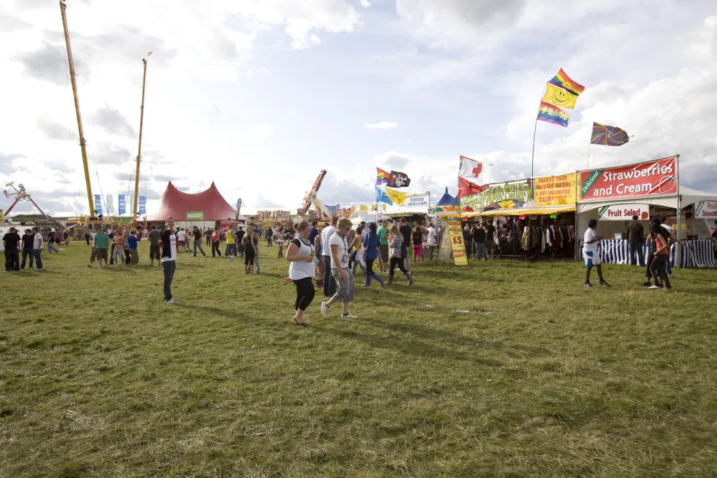 Festivalgoers and atmosphere at Global Gathering 2009